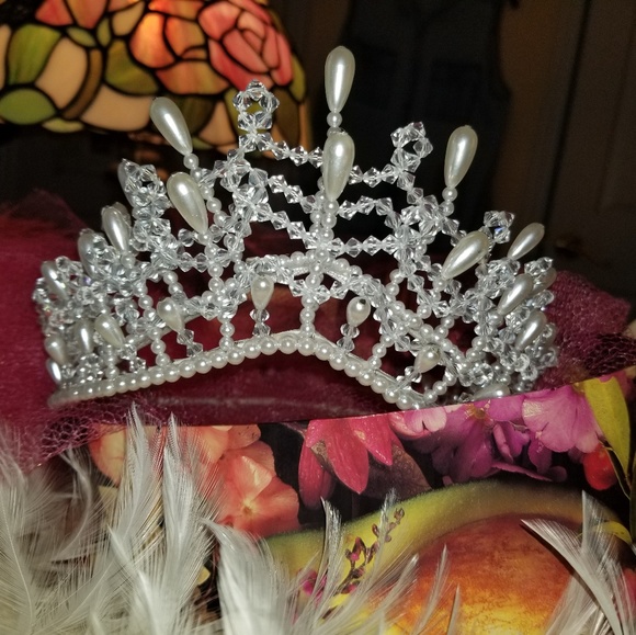 Bridal tiara, pearls and swarovski beads.wore once - Picture 3 of 8
